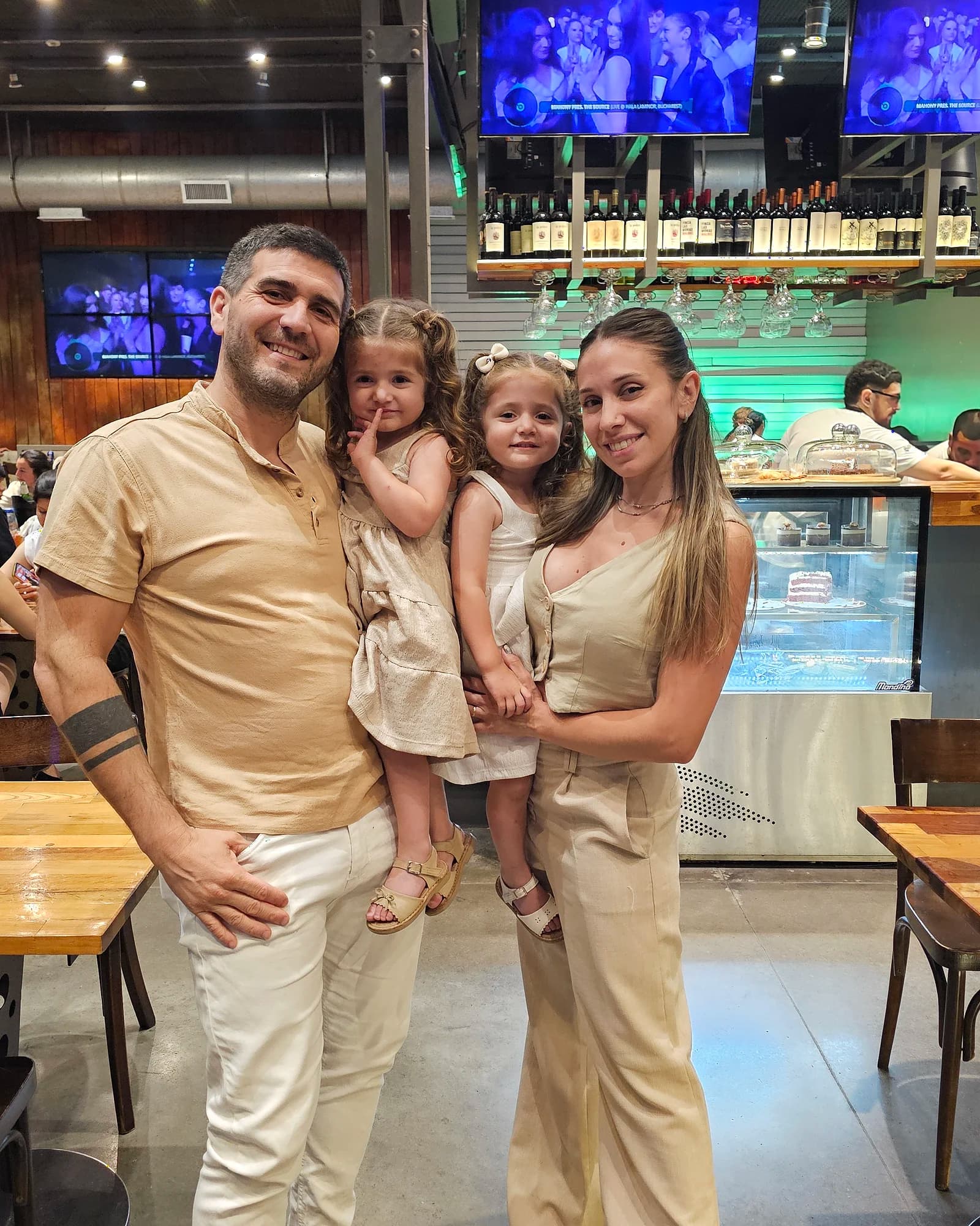 Familia Bienesther reunida en un momento cotidiano y cercano.