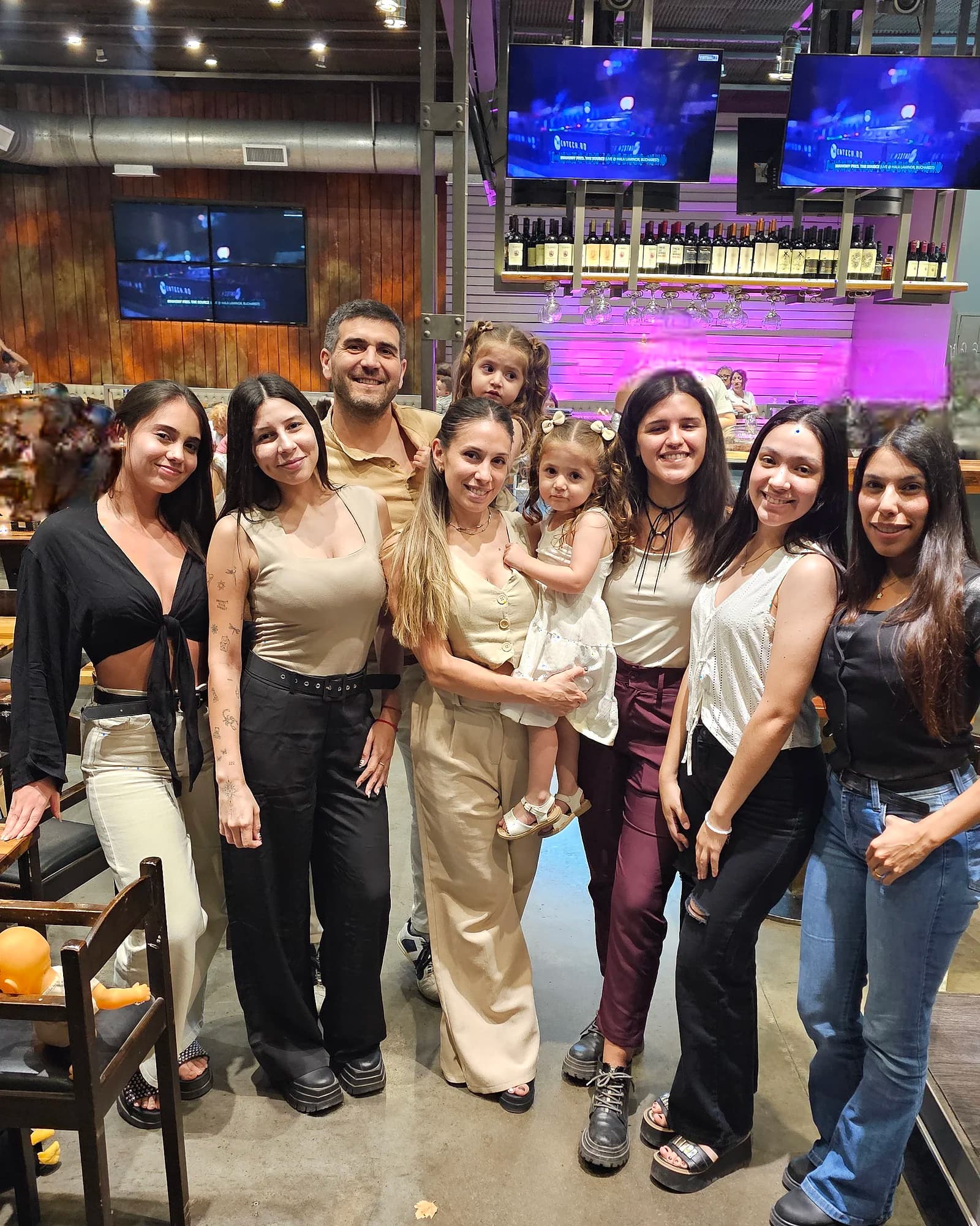 Familia y equipo de Bienesther compartiendo un encuentro cercano.