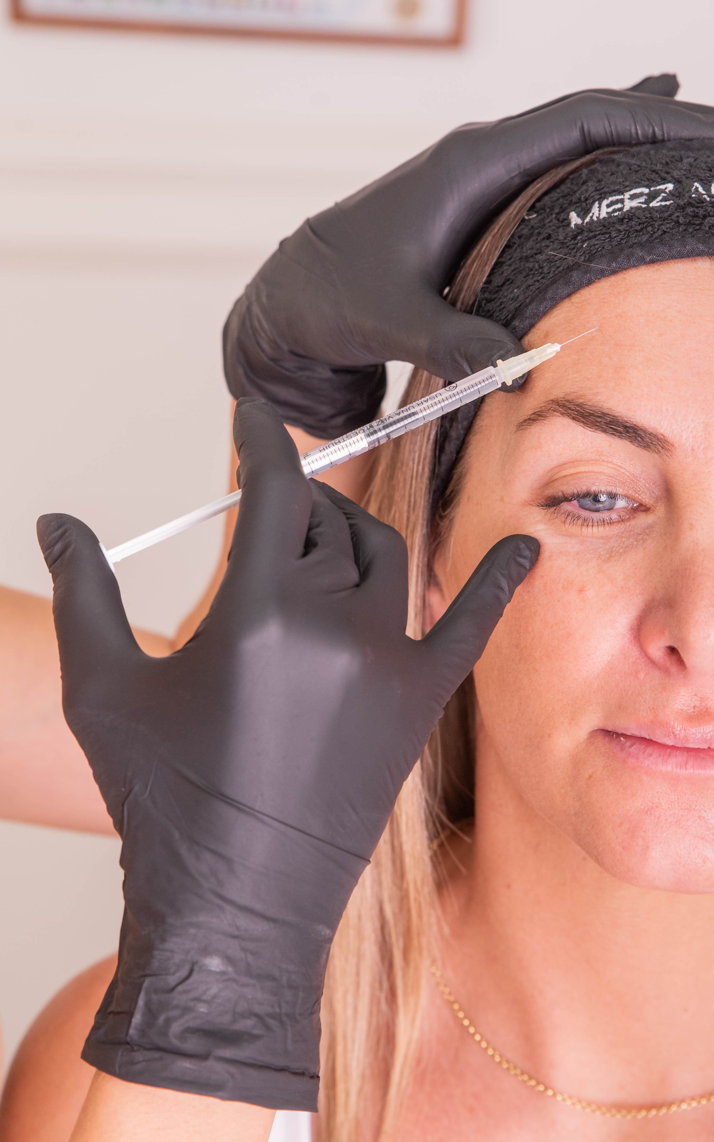 Aplicacion estetica facial en primer plano.