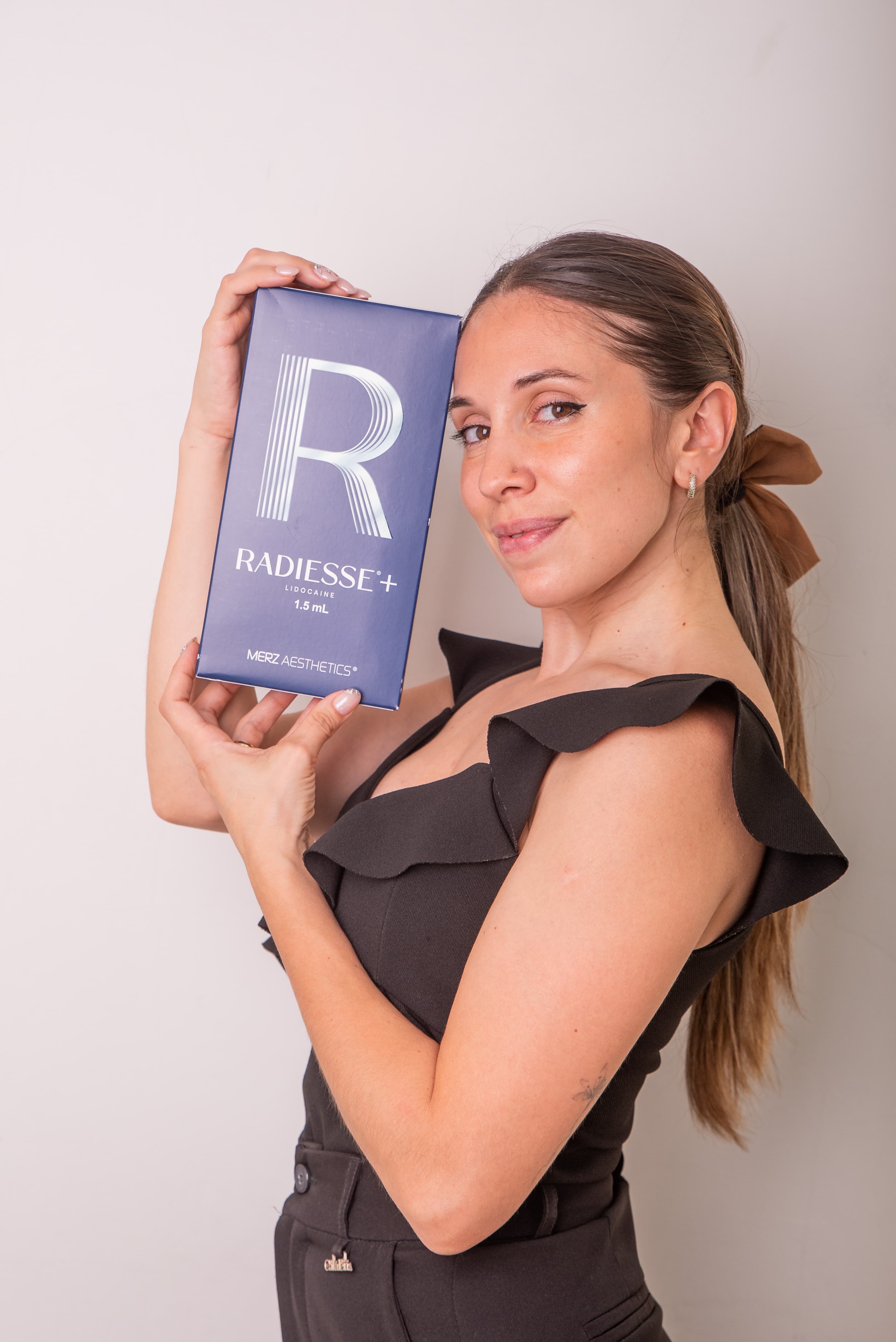 Producto estetico Radiesse+ presentado en estudio.