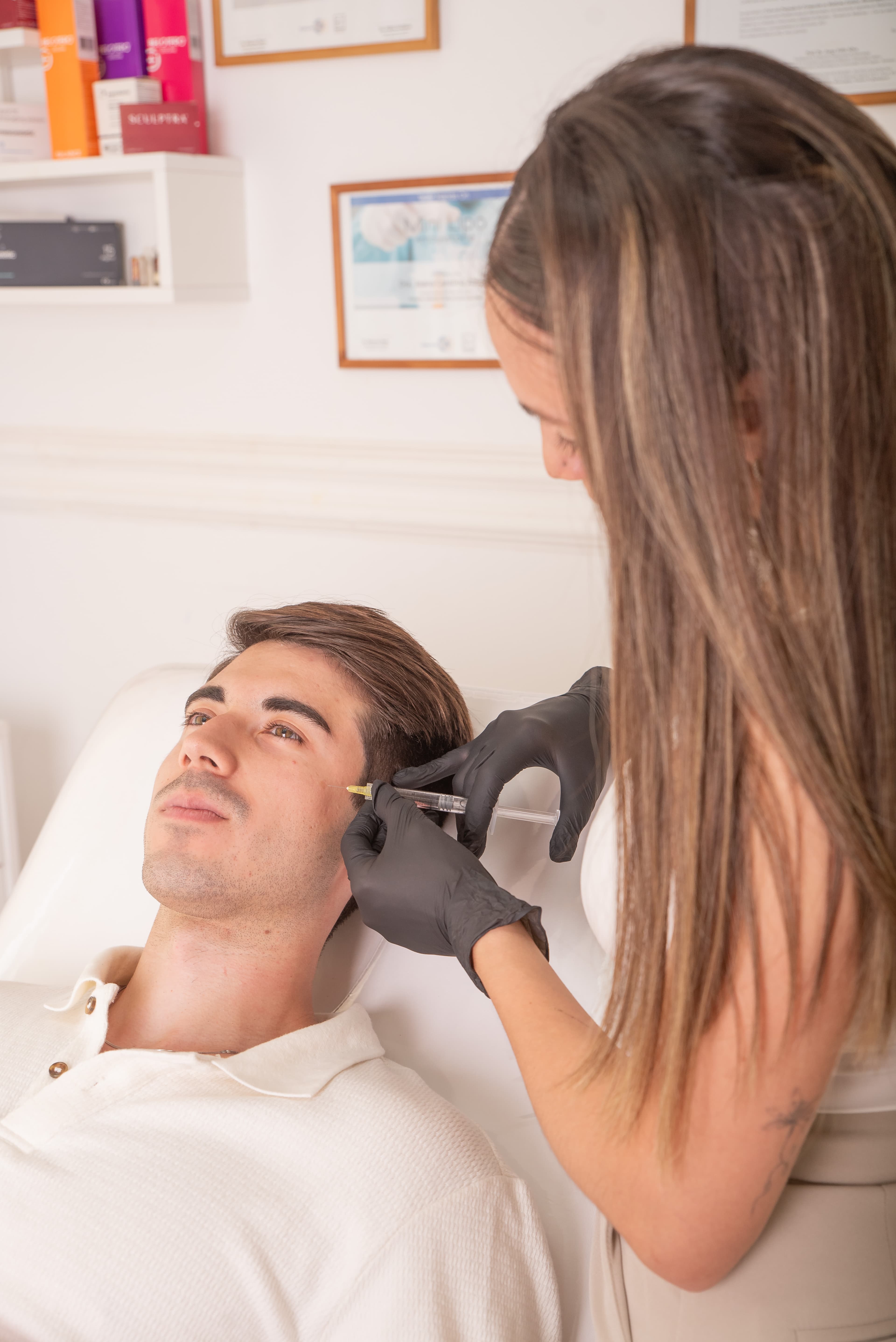 Profesional de Bienesther realizando un tratamiento médico estético.